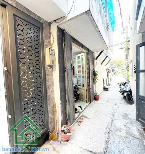 CHỈ 2,55 TỶ – NHÀ 3 TẦNG MỚI – KHU VIP BÌNH LONG Giáp Tân Phú – Ngay khu 4 Xã – Cách 1 căn ra MT lớn  Điểm mạnh cực hiếm trong tầm giá Vị trí đẹp – dân trí cao, khu vip gần Chợ Bình Long. Chỉ 1 căn ra mặt tiền đường lớn, giá trị tăng tốt. Hẻm xe hơi sát b