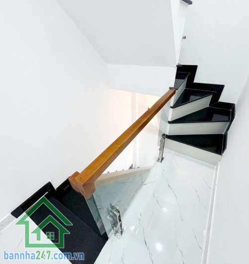CHỈ 2,55 TỶ – NHÀ 3 TẦNG MỚI – KHU VIP BÌNH LONG Giáp Tân Phú – Ngay khu 4 Xã – Cách 1 căn ra MT lớn  Điểm mạnh cực hiếm trong tầm giá Vị trí đẹp – dân trí cao, khu vip gần Chợ Bình Long. Chỉ 1 căn ra mặt tiền đường lớn, giá trị tăng tốt. Hẻm xe hơi sát b