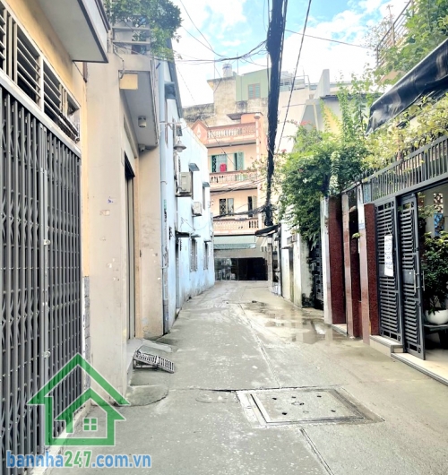 CHỈ 9,4 TỶ – HẺM 5M CMT8 – GẦN CV LÊ THỊ RIÊNG – 3 TẦNG – DT 60,5M² – 3PN – 2WC Vị trí: Ngay trung tâm Quận 10, gần công viên Lê Thị Riêng, cơ sở 2 Trường Ngô Sỹ Liên.