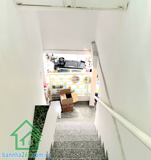 CHỈ 9,4 TỶ – HẺM 5M CMT8 – GẦN CV LÊ THỊ RIÊNG – 3 TẦNG – DT 60,5M² – 3PN – 2WC Vị trí: Ngay trung tâm Quận 10, gần công viên Lê Thị Riêng, cơ sở 2 Trường Ngô Sỹ Liên.