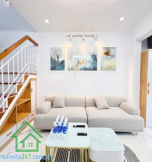 NHÀ MỚI TINH – TẶNG FULL NỘI THẤT – HXH TÂN BÌNH – 4.9 TỶ Diện tích: 32m2 vuông vức, 2 tầng kiên cố. Công năng đầy đủ: 2PN, 2WC, bếp và phòng khách rộng. 