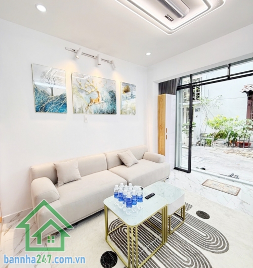 NHÀ MỚI TINH – TẶNG FULL NỘI THẤT – HXH TÂN BÌNH – 4.9 TỶ Diện tích: 32m2 vuông vức, 2 tầng kiên cố. Công năng đầy đủ: 2PN, 2WC, bếp và phòng khách rộng. 