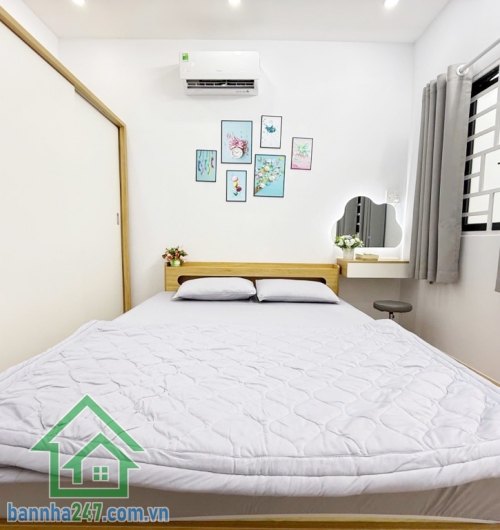 NHÀ MỚI TINH – TẶNG FULL NỘI THẤT – HXH TÂN BÌNH – 4.9 TỶ Diện tích: 32m2 vuông vức, 2 tầng kiên cố. Công năng đầy đủ: 2PN, 2WC, bếp và phòng khách rộng. 