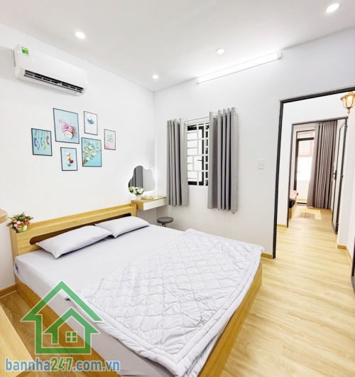 NHÀ MỚI TINH – TẶNG FULL NỘI THẤT – HXH TÂN BÌNH – 4.9 TỶ Diện tích: 32m2 vuông vức, 2 tầng kiên cố. Công năng đầy đủ: 2PN, 2WC, bếp và phòng khách rộng. 