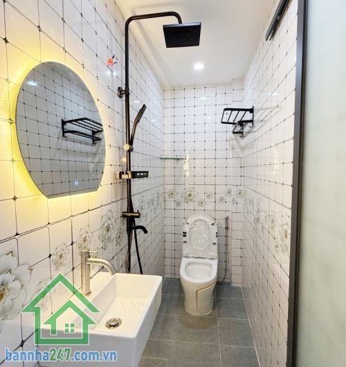 NHÀ MỚI TINH – TẶNG FULL NỘI THẤT – HXH TÂN BÌNH – 4.9 TỶ Diện tích: 32m2 vuông vức, 2 tầng kiên cố. Công năng đầy đủ: 2PN, 2WC, bếp và phòng khách rộng. 