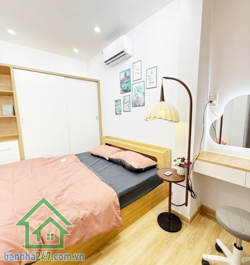 NHÀ MỚI TINH – TẶNG FULL NỘI THẤT – HXH TÂN BÌNH – 4.9 TỶ Diện tích: 32m2 vuông vức, 2 tầng kiên cố. Công năng đầy đủ: 2PN, 2WC, bếp và phòng khách rộng. 