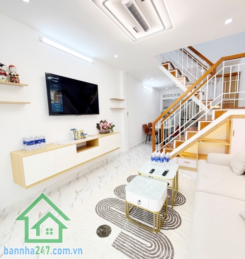 NHÀ MỚI TINH – TẶNG FULL NỘI THẤT – HXH TÂN BÌNH – 4.9 TỶ Diện tích: 32m2 vuông vức, 2 tầng kiên cố. Công năng đầy đủ: 2PN, 2WC, bếp và phòng khách rộng. 