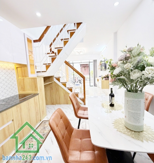NHÀ MỚI TINH – TẶNG FULL NỘI THẤT – HXH TÂN BÌNH – 4.9 TỶ Diện tích: 32m2 vuông vức, 2 tầng kiên cố. Công năng đầy đủ: 2PN, 2WC, bếp và phòng khách rộng. 