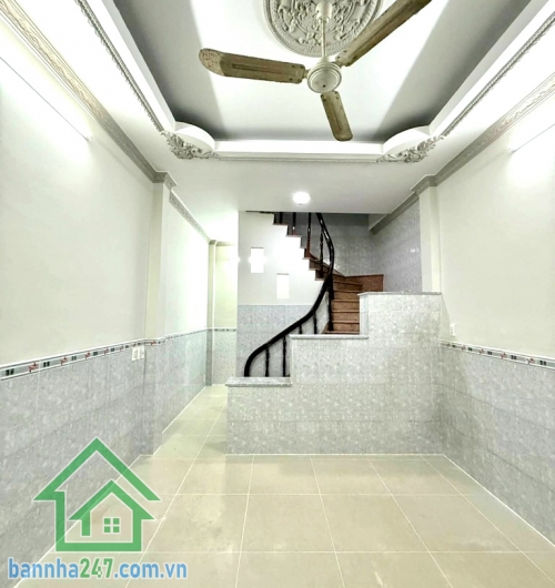 CHỈ 3,6 TỶ – TRUNG TÂM GÒ VẤP – 2 TẦNG MỚI ĐẸP – HẺM XE HƠI SÁT MẶT TIỀN QUANG TRUNG - 2PN – 2WC Diện tích: 24m² (3.5m x 7m) Kết cấu: 2 tầng – 2PN – 2WC. Hẻm 3.5m, xe hơi 4 chỗ tới cửa. Nhà mới đẹp, vào ở ngay. Vị trí trung tâm Phường 1, sát mặt tiền Đườn