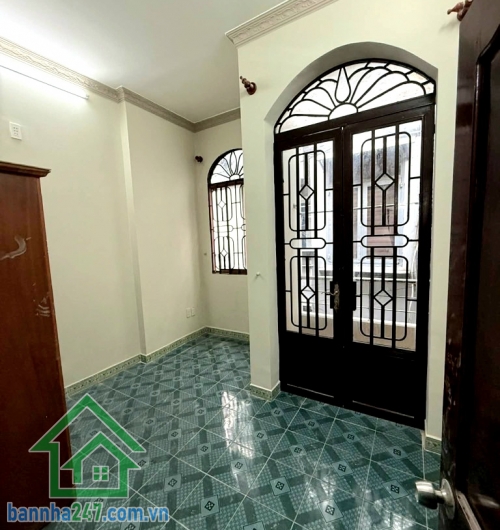 CHỈ 3,6 TỶ – TRUNG TÂM GÒ VẤP – 2 TẦNG MỚI ĐẸP – HẺM XE HƠI SÁT MẶT TIỀN QUANG TRUNG - 2PN – 2WC Diện tích: 24m² (3.5m x 7m) Kết cấu: 2 tầng – 2PN – 2WC. Hẻm 3.5m, xe hơi 4 chỗ tới cửa. Nhà mới đẹp, vào ở ngay. Vị trí trung tâm Phường 1, sát mặt tiền Đườn