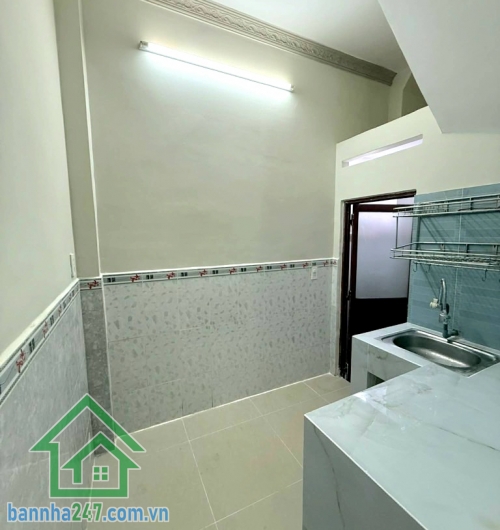 CHỈ 3,6 TỶ – TRUNG TÂM GÒ VẤP – 2 TẦNG MỚI ĐẸP – HẺM XE HƠI SÁT MẶT TIỀN QUANG TRUNG - 2PN – 2WC Diện tích: 24m² (3.5m x 7m) Kết cấu: 2 tầng – 2PN – 2WC. Hẻm 3.5m, xe hơi 4 chỗ tới cửa. Nhà mới đẹp, vào ở ngay. Vị trí trung tâm Phường 1, sát mặt tiền Đườn