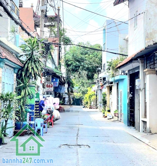 CHỈ 4,2 TỶ – 3 TẦNG – HXH TRÁNH THÔNG – GẦN AEON TÂN PHÚ - 2PN - 2WC Căn nhà giá tốt – vị trí đẹp – vừa ở vừa kinh doanh cực tiện! Diện tích: 32m² (4 × 8m) Mob 0933144037