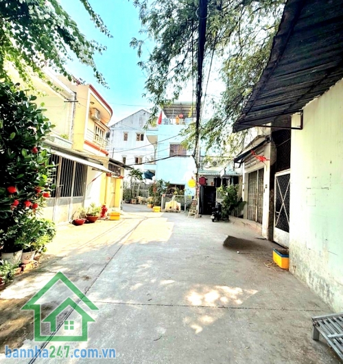 CHỈ 5,1 TỶ TL - MUA ĐẤT TẶNG NHÀ - HXH 8M - PHÚ THỌ HÒA - GIÁP LŨY BÁN BÍCH Diện tích: 4,1 x 11,5m Kết cấu: 1 trệt + 1 lửng (nhà cũ) Phù hợp: sửa ở, cho thuê - Mob 0933144037