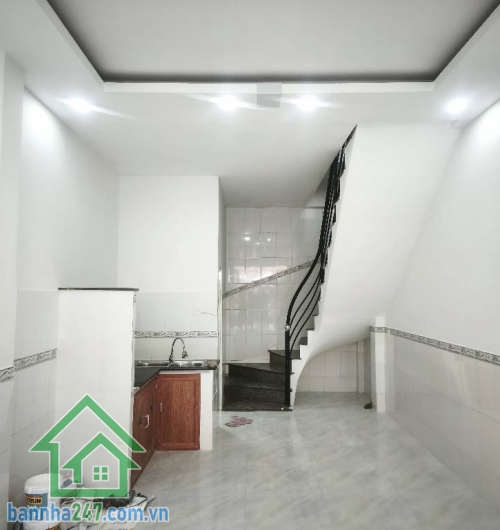 CHỈ 3,9 TỶ – HẺM XE HƠI 4M THÔNG – NHÀ 3 TẦNG ĐẸP – VÀO Ở NGAY Nhà mới sửa, dọn vào ở liền – vị trí cực kỳ tiện lợi. - Diện tích: 32m² (3.5 x 9m), hướng Bắc.