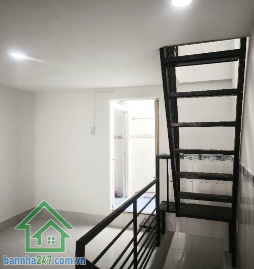 CHỈ 3,9 TỶ – HẺM XE HƠI 4M THÔNG – NHÀ 3 TẦNG ĐẸP – VÀO Ở NGAY Nhà mới sửa, dọn vào ở liền – vị trí cực kỳ tiện lợi. - Diện tích: 32m² (3.5 x 9m), hướng Bắc.