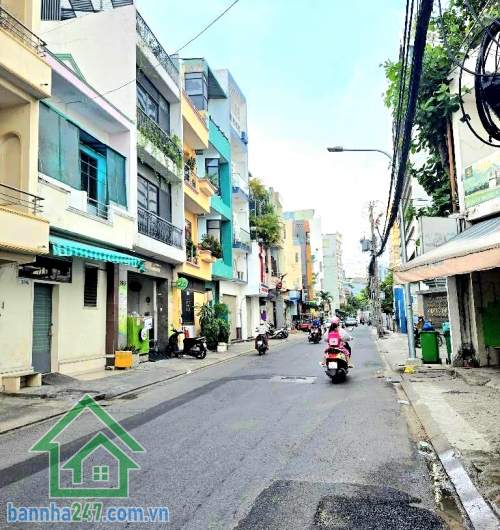 CHỈ 13,5 TỶ – MẶT TIỀN KINH DOANH ĐƯỜNG 10M - DT 68m² (4x17)m – NHÀ 2 TẦNG – ĐANG CHO THUÊ 20TR/THÁNG Vị trí đắc địa – trung tâm Tân Bình: • Gần Trường Chinh
