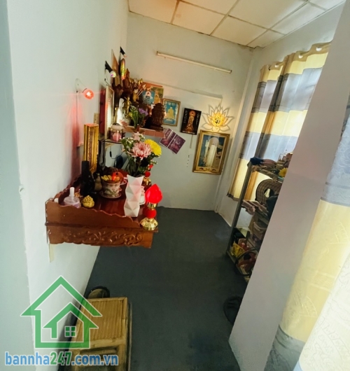 MẶT TIỀN KINH DOANH – GẦN NGÃ TƯ BỐN XÃ – 6,95 TỶ Diện tích: 4,1 x 21m – 86m² – Sổ hồng riêng Kết cấu: 1 trệt 1 lầu, 3PN (có PN trệt), 2WC, phòng thờ, sân sau rộng.