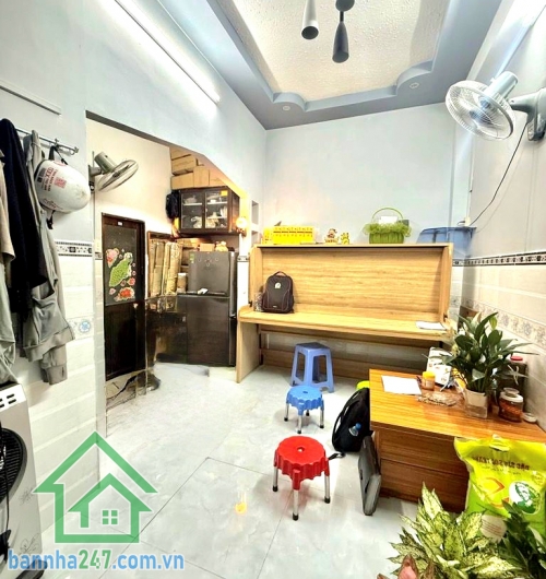 CHỈ 3,65 TỶ – TRẦN VĂN QUANG – HẺM 4M – 3 TẦNG – 2PN - 2WC Diện tích đất: 19m² Diện tích sử dụng: 57m² Kết cấu: Trệt + 2 Lầu (3 tầng) 2 PN - 2 WC