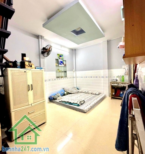 CHỈ 3,65 TỶ – TRẦN VĂN QUANG – HẺM 4M – 3 TẦNG – 2PN - 2WC Diện tích đất: 19m² Diện tích sử dụng: 57m² Kết cấu: Trệt + 2 Lầu (3 tầng) 2 PN - 2 WC
