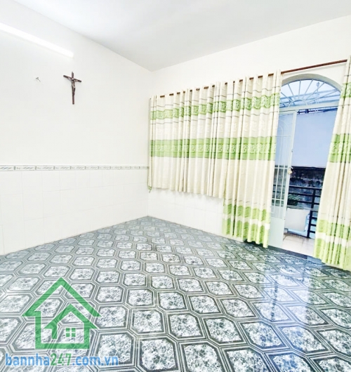CHỈ 5,5 TỶ - HẺM XE HƠI – KẾ BIG C TRƯỜNG CHINH – TÂN PHÚ - 4PN – 3WC  DT: 41m² – 3 Tầng – 4PN – 3WC Nhà mới, vào ở ngay – Hẻm xe hơi thông thoáng - Khu dân trí cao, an ninh tốt. Nhà còn mới, thích hợp gia đình đông người. 