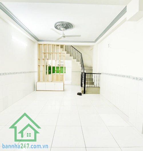 CHỈ 5,5 TỶ - HẺM XE HƠI – KẾ BIG C TRƯỜNG CHINH – TÂN PHÚ - 4PN – 3WC  DT: 41m² – 3 Tầng – 4PN – 3WC Nhà mới, vào ở ngay – Hẻm xe hơi thông thoáng - Khu dân trí cao, an ninh tốt. Nhà còn mới, thích hợp gia đình đông người. 